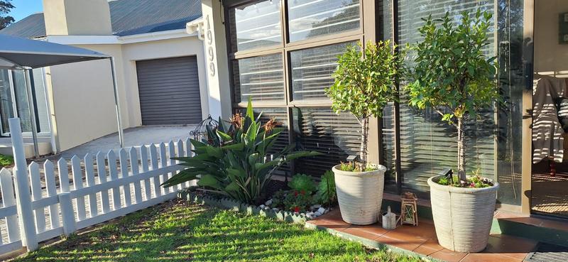 2 Bedroom Property for Sale in Sandbaai Western Cape